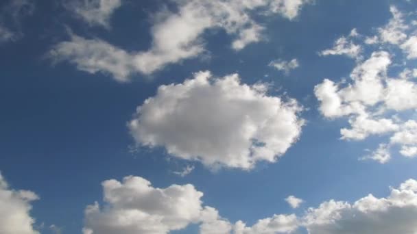 Ciel et nuages intemporels. Été journée ensoleillée images .
