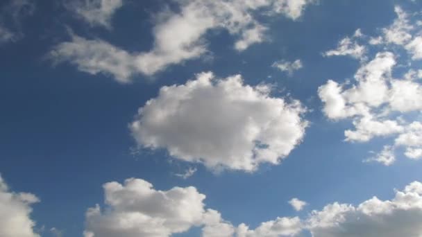 Céu e nuvens timelapse. Verão dia ensolarado filmagens . — Vídeo de Stock