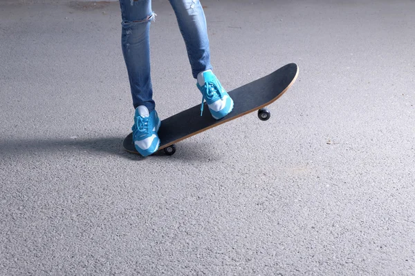 Skateboarding pernas de mulher no nascer do sol skatepark um monte de copyspace — Fotografia de Stock