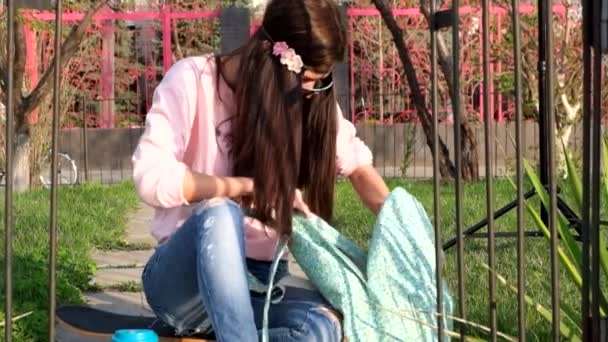 Mujer joven con mochila buscando a través de — Vídeos de Stock