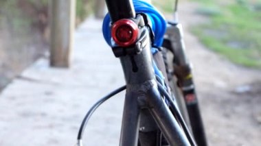 Bisiklet arka ışık yanıp sönüyor