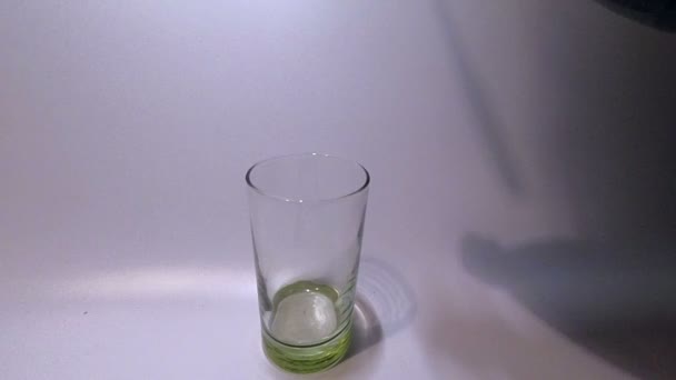 Сок, льющийся в стакан — стоковое видео