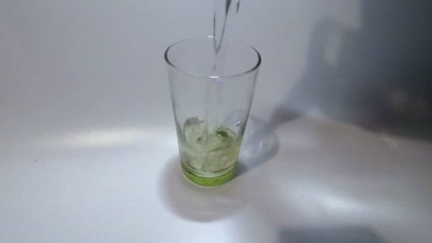 Eau coulant dans le verre — Video