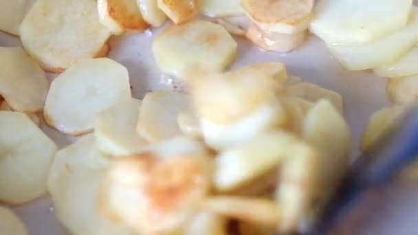 Pommes de terre frites dans la poêle 