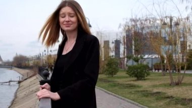 Sarışın saçlı kadınlar Nehri şehrin yakınında poz gülümseyen