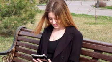 tablet bilgisayar ile mutlu bir kadın