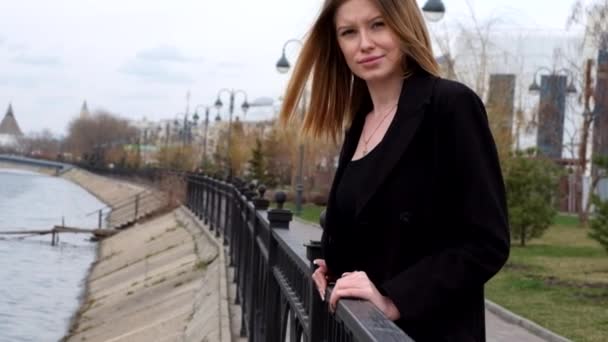 Mujer de pelo rubio feliz mirando el río — Vídeos de Stock