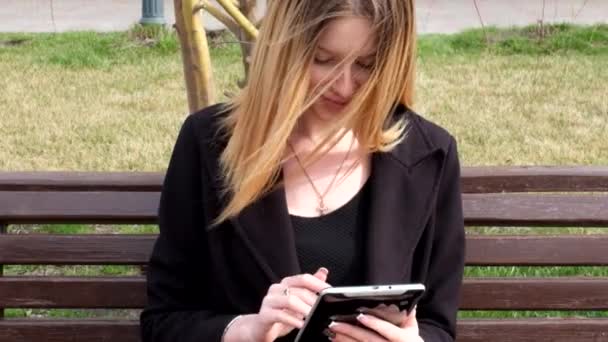 Elegante bella donna sms su tablet PC — Video Stock