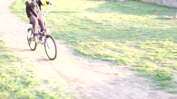 Menino de escola jovem em uma bicicleta — Vídeo de Stock
