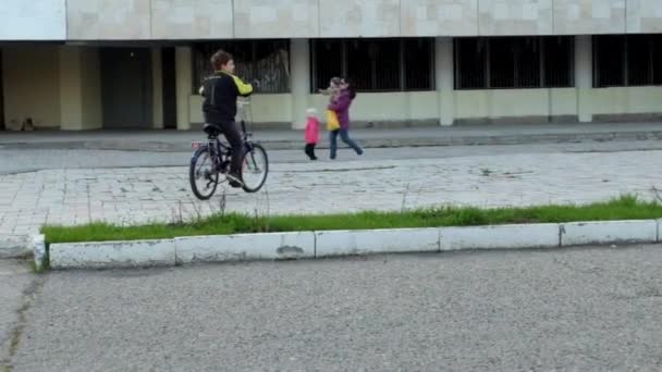 Jonge school jongen op een fiets — Stockvideo