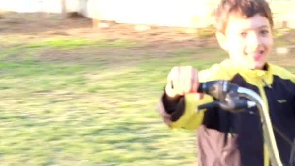 Menino de escola jovem em uma bicicleta — Vídeo de Stock