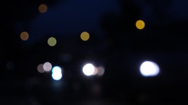 Trafic dans la ville de nuit 