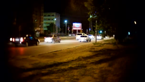 Coches en la calle filmación nocturna con lente de montaje en c edad, aspecto vintage — Vídeo de stock