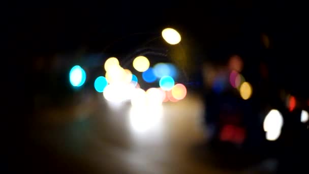 Tráfico nocturno de imágenes desenfocadas FHD. C-mount lente circular bokeh blur clip de vídeo . — Vídeos de Stock