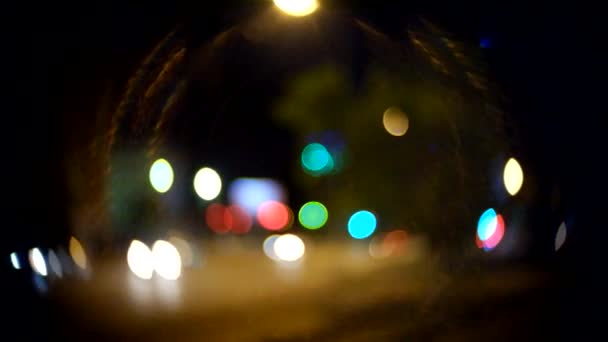 Okrągłe bokeh obiektywu C-mount i flary niewyraźne zdjęcia niewyraźne. Wieczorem ruchu. Światła miasta i samochodu — Wideo stockowe