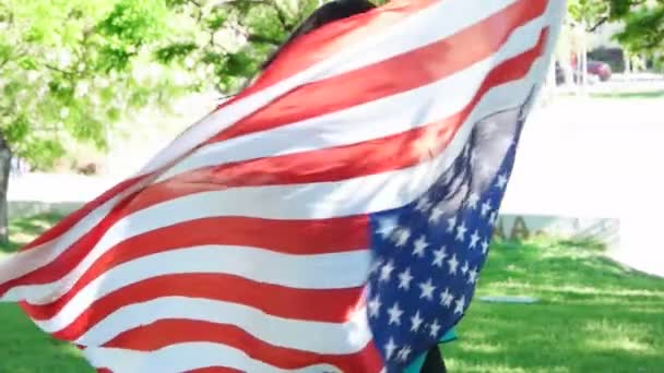 Happy patriotiska ung kvinna med den amerikanska flaggan hölls i händerna dans slowmo — Stockvideo