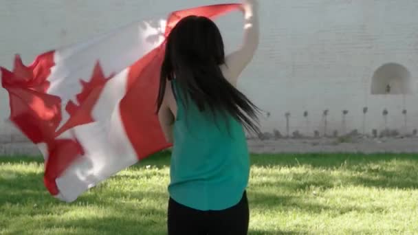 Vacker flicka dansa med en Canada flagga — Stockvideo