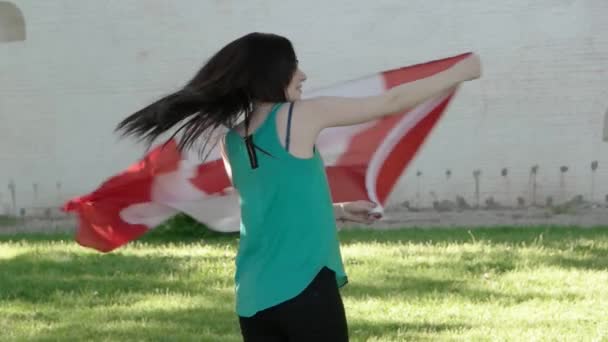 Hermosa chica con una bandera de Canadá — Vídeo de stock