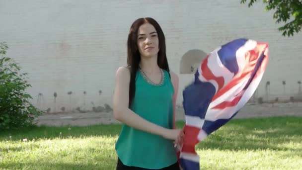 Lány szórakozik a Union Jack — Stock videók