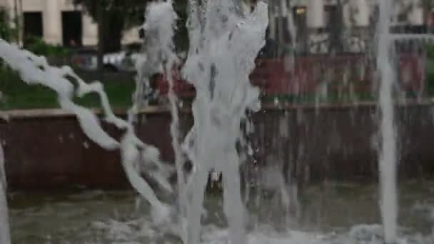 Stromend water fontein — Stockvideo