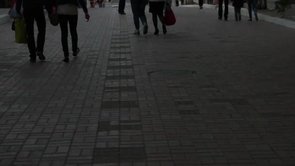 Az emberek séta város utca — Stock videók