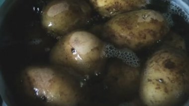 kaynar suda kaynayan yeni patates