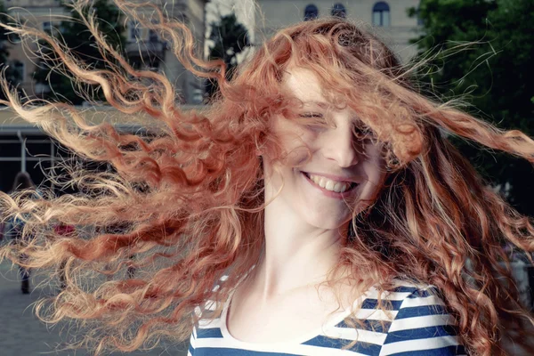 Red haired meisje met vliegende haar — Stockfoto