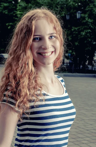 Piękne redhead kobieta na zewnątrz. — Zdjęcie stockowe