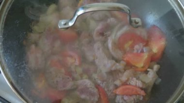 Bir wok tavada Asya gıda