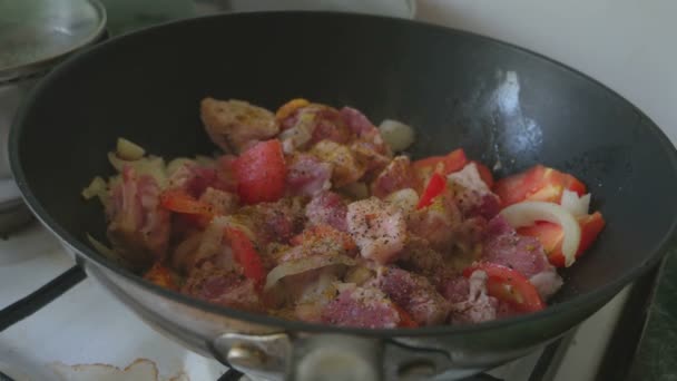 Aziatisch eten in een wok pan — Stockvideo