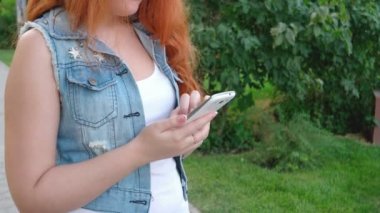 Smartphone ile çalışan kadın