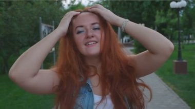 Kafa sallayarak ve gülümseyen genç kız