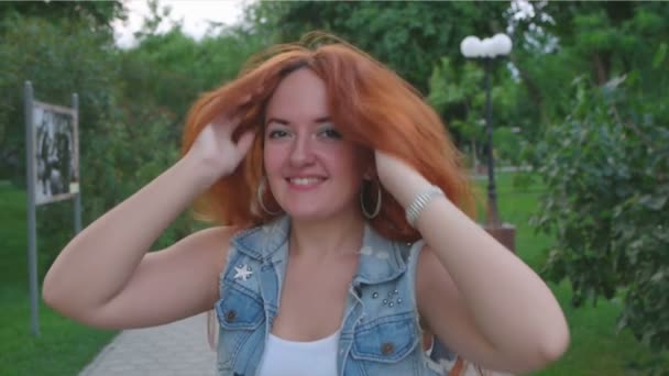 Kafasını sallayarak Kızıl saçlı kadın — Stok video
