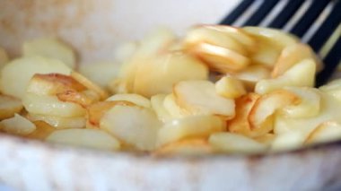 tavada kızarmış patates