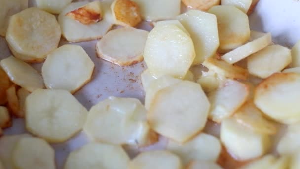 Gebakken aardappelen in de pan — Stockvideo