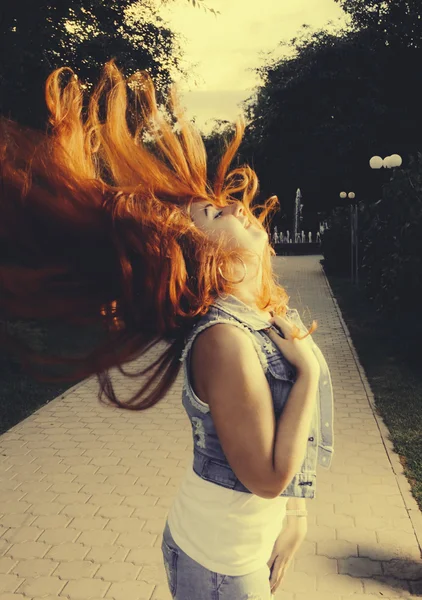 Les jeunes femmes lui serrent la main avec de longs beaux cheveux rouges — Photo