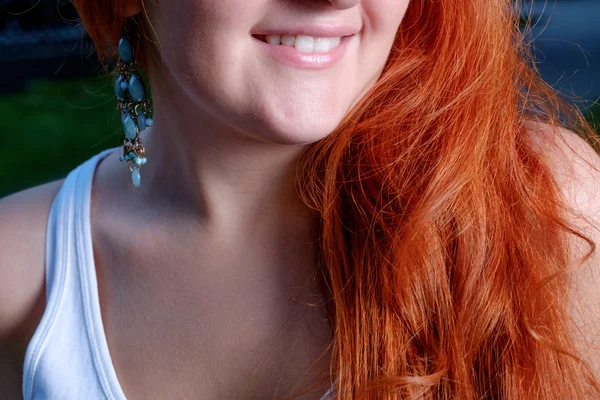 Red haired vrouwen glimlachen. Deel van het gezicht, lippen close-up — Stockfoto