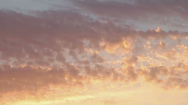 Pôr-do-sol Ornge. Nuvens iluminadas pelo sol — Vídeo de Stock
