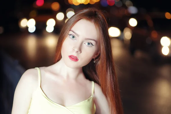 Redhead model in nacht stad. — Stockfoto