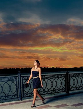 Güzel kadın gece çekip. 