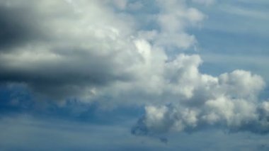 Gündüz mavi gökyüzü ile bulutlar timelapse