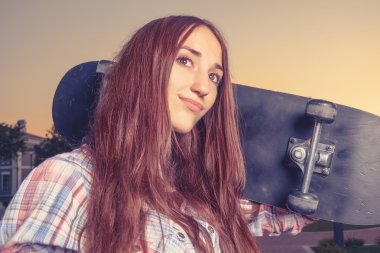 Kadınlar patenci ile paten omzuna. Sıcak sabah ışık