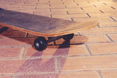 Kaykay portre. Vinatge paten kurulu arkadan aydınlatmalı. Tonda