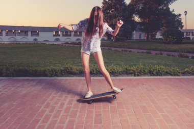 Kaykay sürme kadınlar görüntü tonda