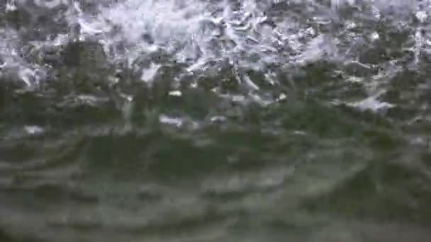 Le gocce d'acqua cadono verso il basso sullo sfondo . — Video Stock