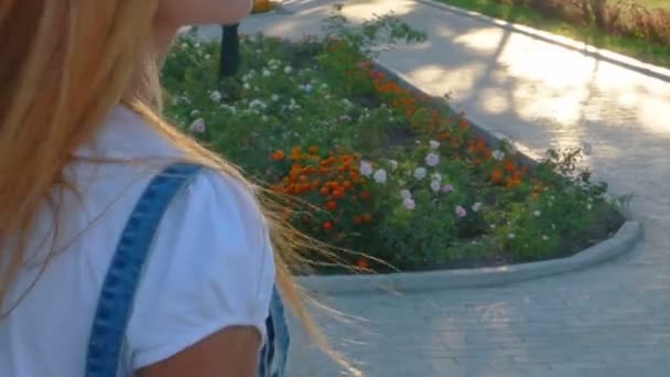 Blondhaarige Frauen verdrehen und schütteln ihre Haare — Stockvideo