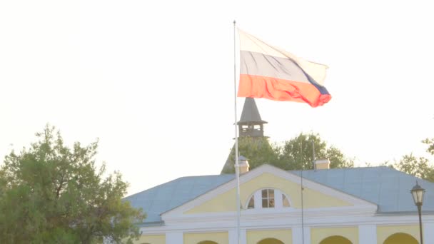 Rus bayrağı üzerinde açık gökyüzü, Astrahan Rusya rüzgarda çırpınan — Stok video