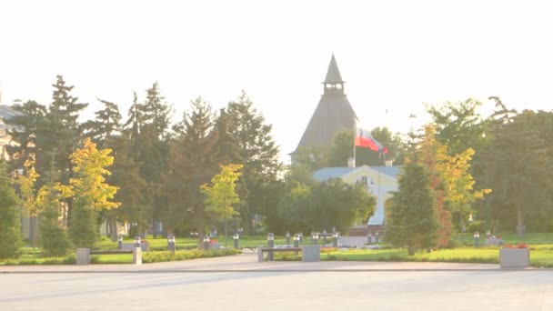 Rüzgar Şehir parkının, Astrahan Rusya içinde çırpınan Rus bayrağı — Stok video