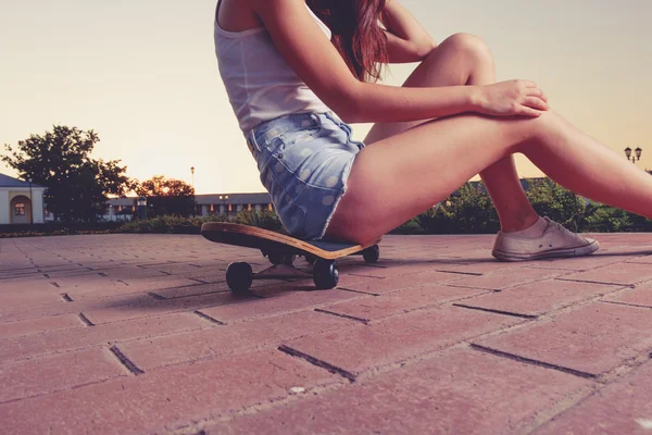 Beautiful sexy girl with long legs in jeans shorts — Stock Photo, Image