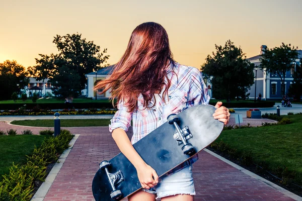 Redhair teenager dancing with skateboard in hands — Stock Fotó